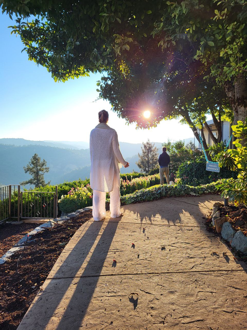 Maja in Nevada City bei Sonnenuntergang, Ananda Village