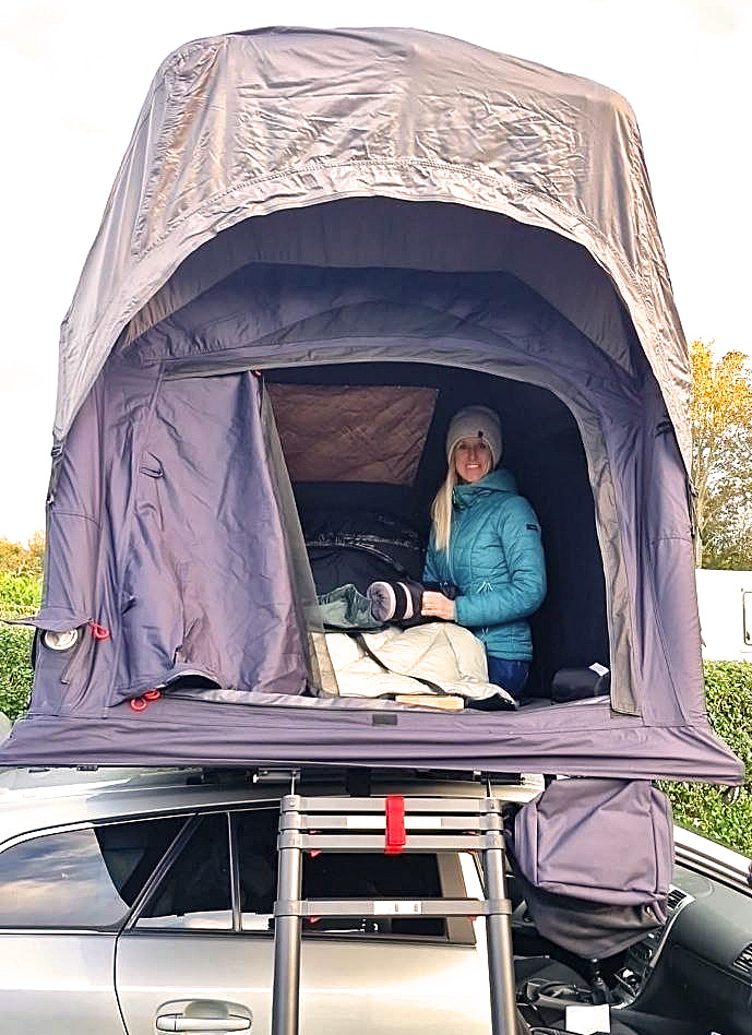 Maja im Dachzelt